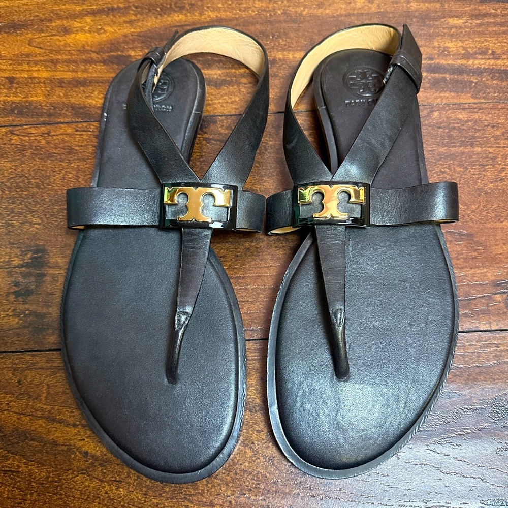 Tory Burch Gigi Leather Thong Sandal in Black with Gold T Logo size 8